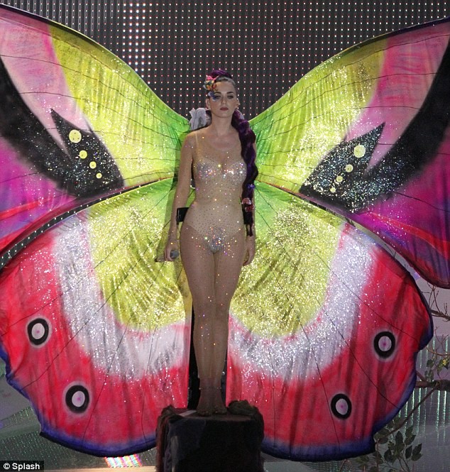 Với bộ quần liền áo trong suốt và đôi cánh bướm khổng lồ, Katy Perry đã hóa thân thành con bướm để thể hiện ca khúc Wide Awake